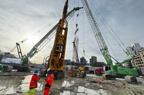 The SENNEBOGEN 3300 crawler crane from FORCE-LOC is used to assemble the reinforcement cages for the service structure for the tunnel boring machine.