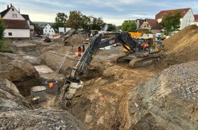 The 35-tonne excavator from the contractor‘s fleet was equipped with a rented KEMROC EK 150 chain cutter attachment.