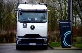 Daimler Truck establishes semi-public charging network for trucks – first pilot customers successfully launched