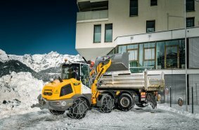 Liebherr stereoloaders have the manoeuvrability to effortlessly clear snow and ice from inner-city courtyards.