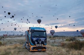 A stop with a view: the eActros 600 in the heart of Cappadocia, Türkiye.