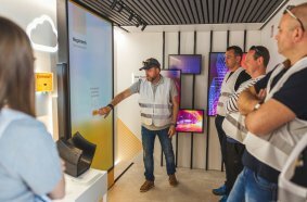 Awaiting the visitors in the trailer is an interactive exhibition – as can be seen here during a stop in Poland.