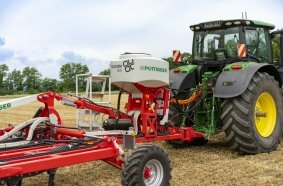 Efficient work with TERRIA 4040 and TEGOSEM 500. TRACTION CONTROL to optimise the tractor’s power.
