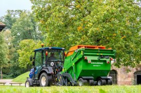 The fresh green-orange colour scheme not only gives the AMAZONE groundcare a striking visual change, but also new dynamic lines.
