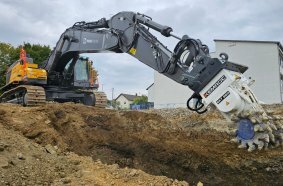 In consultation with KEMROC´s sales consultant, the 75-tonne excavator was equipped with a KEMROC EKT 220 rotary drum cutter attachment.