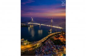 Two Comansa 21LC660 tower cranes are being used in the construction of the cable-stayed bridge that will join Cebu City and Cordova in the Philippines. <br> Image source: COMANSA