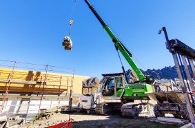 The compact 15 t telescopic crawler crane from SENNEBOGEN handles all crane work at the 2,500 m high construction site.