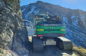 The compact telescopic crawler crane maneuvers on its way to the construction site on mountain roads, some of which are not even 3 m wide.
