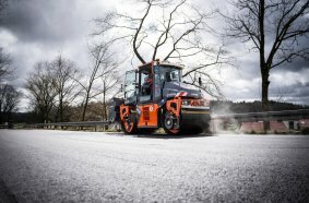 Smart Compact Pro in action on the L3161 between Olberode and Christerode. Automated compaction based on real-time asphalt density.