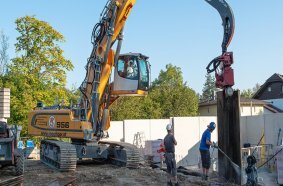 The operator's cab with hydraulic cab elevation offers the best possible view of the work area.