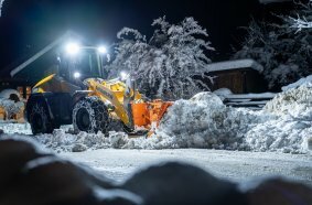The powerful mid-sized Liebherr wheel loaders can clear large amounts of snow with ease, efficiency and speed.