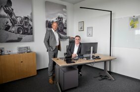 A significant moment for Weidemann: After more than 20 years, Bernd Apfelbeck (right) hands over responsibility as Commercial Managing Director to Andrew Voigt.