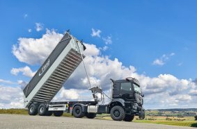 Efficient and versatile: Fliegl tipper semi-trailers in combined transport
