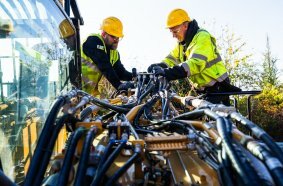 Combined with the 15-minute boom swap, the hydraulic variable undercarriage of the Cat® 330 UHD makes the setup fast and gives operators more uptime.