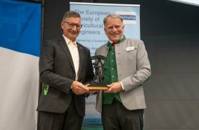 Markus Baldinger (Managing Director research and development PÖTTINGER Landtechnik) congraturates
