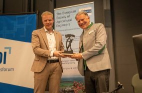 Klaus Pöttinger receives the den Award of Merit from laudator Boris Kettelhoit
