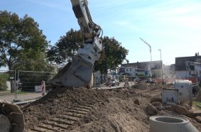 With the new heavy-duty type excavators with a working weight up to 45 tons take advantage of endless rotation.