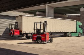 The FLM 25 is the first middle-seat truck-mounted forklift of PALFINGER’s FL range.