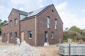 A residential estate comprising semi-detached and multi-familiy houses built to solid construction standards was developed in the Grünes Quartier in Steinfeld.