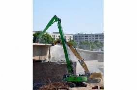 The road surface and the road slabs of the remaining bridge sections were removed using demolition hammers and demolition shears.