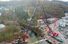 The LTM 1450-8.1 takes up part of the load over the Wupper. To do this, its hook is attached at height to a special triangular cross beam.