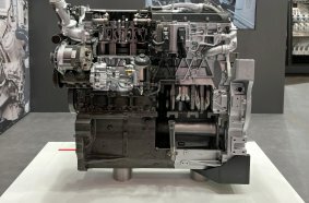 Cutaway model with comparison of a used and MAN Genuine Remanufac-tured Engine MAN D2676 LE with oil pan support structure as used in the Fendt 1000 Vario.