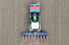 With the Faya MF, LEMKEN introduces its first classic precision seed drill for sowing row crops.