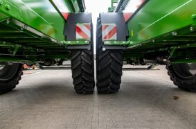 Comparison of the two tyres with EU type approval (CoC): on the left the VF 480/95 R50, on the right the new VF 520/85 R50.