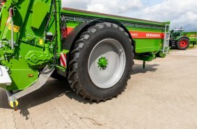 The TSW 2140 low-bed universal spreader with the new VF 520/85 R50 Trelleborg TM 150 TL 177 D tyres.