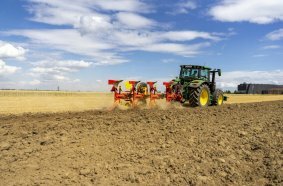 The SERVO 3000 hitch-mounted reversible plough for the best working results
