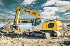 At Bauma 2022 the R 928 is presented with factory-installed semi-automatic machine control from Leica Geosystems.