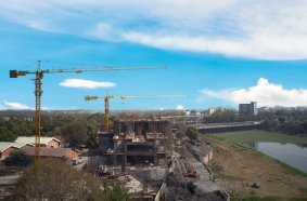Two Potain MC 125 cranes are building a complex Metro project in Pune, India