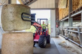 Wheel loader with bale clamp