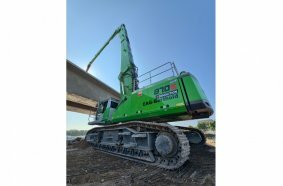 The 117-ton demolition machine from SENNEBOGEN has a reach of up to 36 m.
