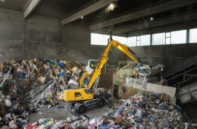 The LH 26 M Industry E at Bauma 2022: The wired electric material handler is equipped with a battery-operated Mobility Kit for temporary operation independent of the mains.