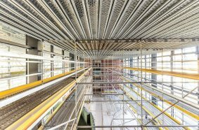 A special feature of the project is the lobby, where nearly 2,000 cubic metres of modular scaffolding supported the construction of the steel structure and the suspended ceiling.