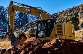 Cat® 325 Excavator with HD undercarriage