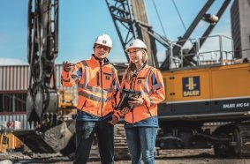 Site manager Severine Ax with site manager Jonas Höltje