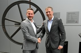 DEUTZ enters into cooperation with Daimler Truck to develop and market medium- and heavy-duty engines. (left: Dr. Andreas Gorbach, member of the Board of Management of Daimler Truck AG; right: Dr. Sebastian C. Schulte, CEO of DEUTZ AG)