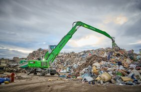 SENNEBOGEN 830 G: precise material handling with an 800 l polyp orange peel grab. 