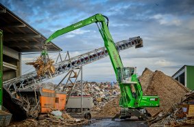 The green all-rounder feeds waste wood to a shredder at the Wurzer Umwelt site in Eitting.