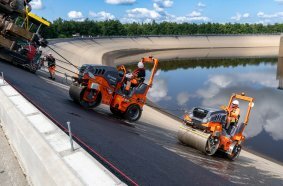 Challenging work on a steep slope: when one of the Hamm rollers went down, it acted as a counterweight and automatically pulled the other HD 12e up the slope. 