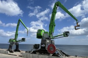 The new 885 G complements the existing SENNEBOGEN fleet for handling heavy-duty goods such as steel coils weighing up to 32 tons at the terminal.