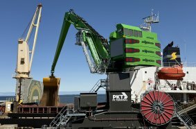 The SENNEBOGEN 885 G can be adapted to any handling situation thanks to its quick coupler and various attachments – from grain and wood pellets to steel coils. <br>IMAGE SOURCE: SENNEBOGEN Maschinenfabrik GmbH