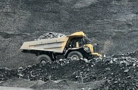 With a 610 kW (831 HP) Stage V engine, the truck provides a payload of up to 64 tonnes and a dump volume of up to 43 m³.