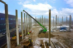 The SENNEBOGEN 643 R enables precise installation and pick-and-carry operations directly on site.