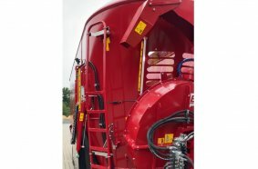 The new BvL slide indicator: The LED light strip clearly shows the opening position of the slide on the BvL feed mixer, even if the slide itself is out of sight.