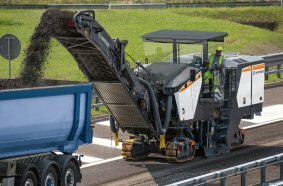Motorways, major roads and airports: Offering milling widths between 2.0 m (6 ft 7 in) and 2.5 m (8 ft 2 in), the new large milling machine W 210 XF is predestined for the rehabilitation of surface layers, complete pavement removal including fine milling work. 