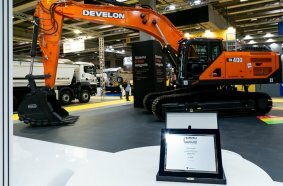 Double milestone at Samoter: Develon launches Series 9 and wins the Innovation Award with E-Stop technology
