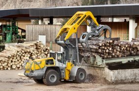 The Liebherr L 580 LogHandler XPower® has special lift arms for long reaches and large manipulation heights.